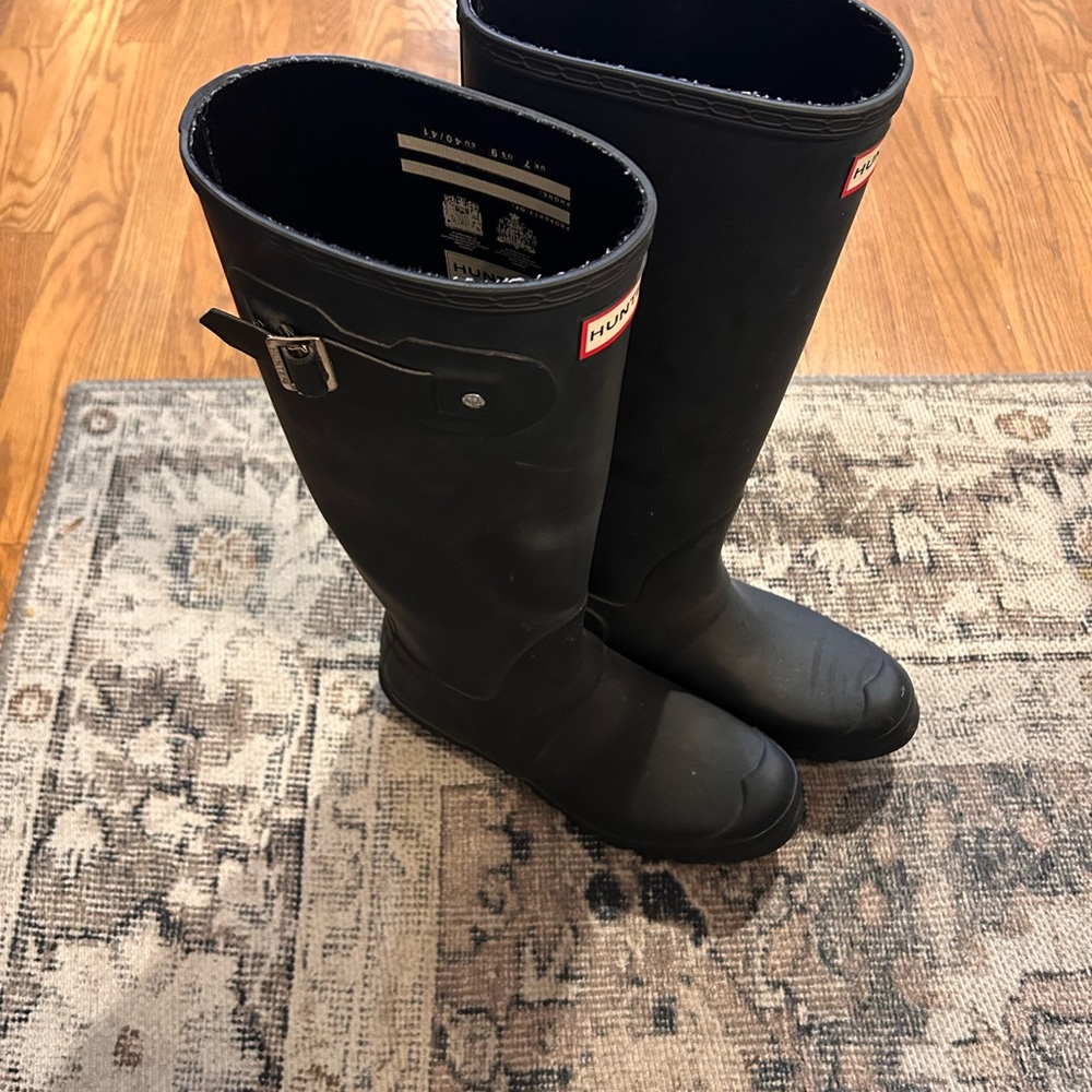 Sze 9 Tall Hunter Classic Black Rain Boots plus One Pair Cable Knit Hunter Socks